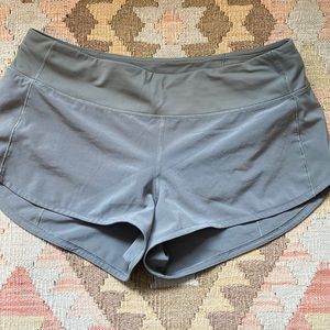 Cute green lululemon shorts!!